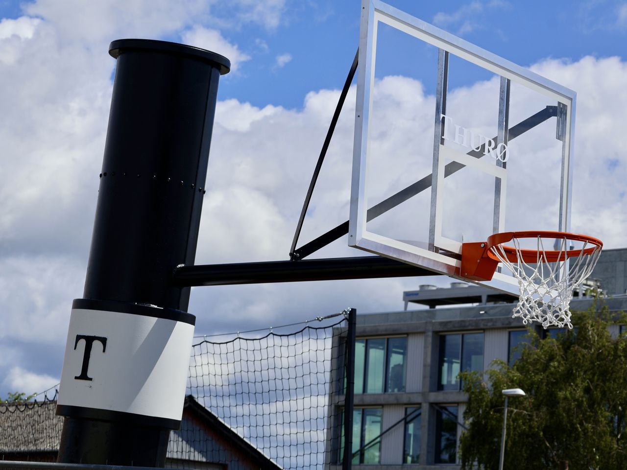 Skorsten fra historisk skib udstyret med basketkurv.