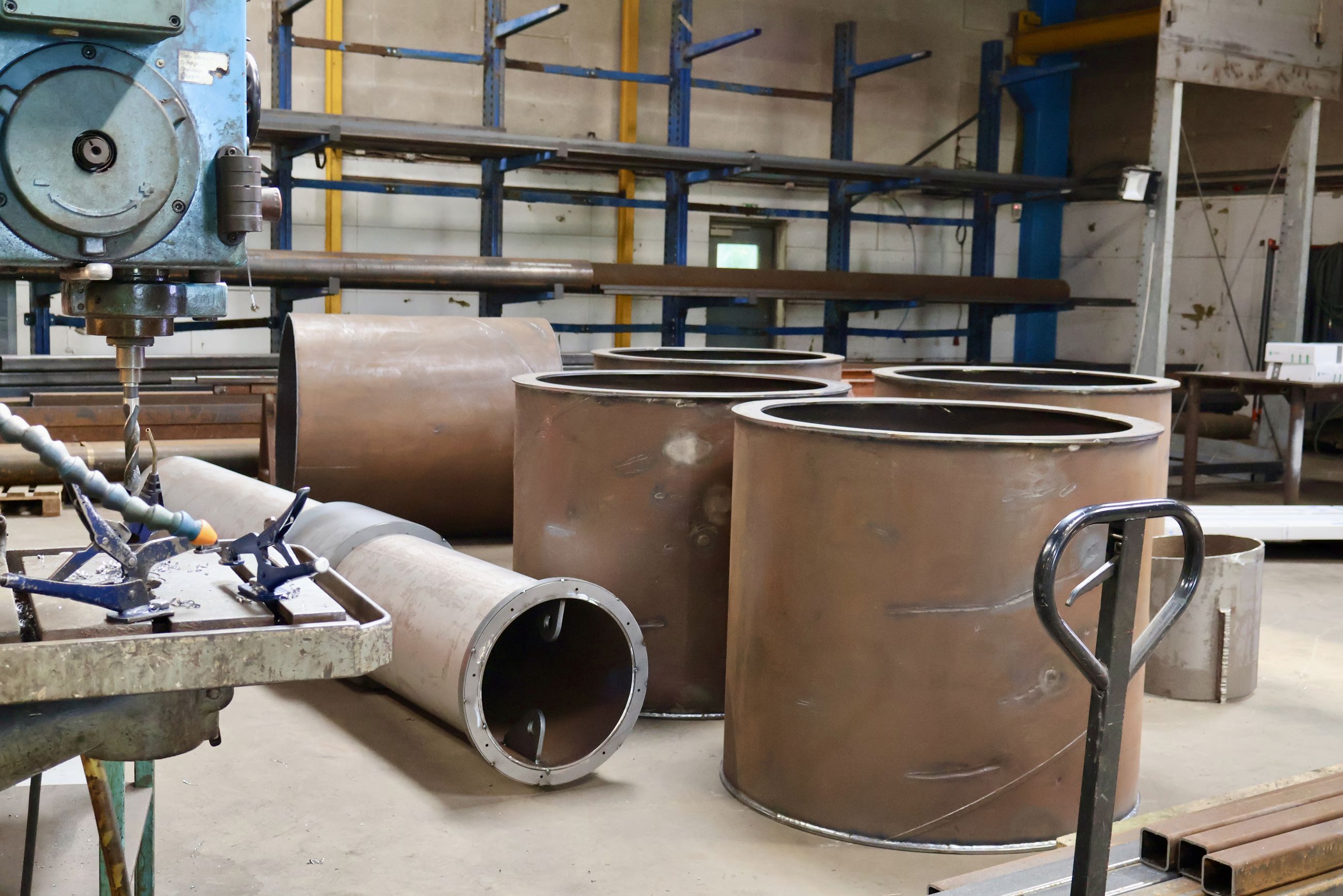 Skorstenene er lavet af genbrugsstål.